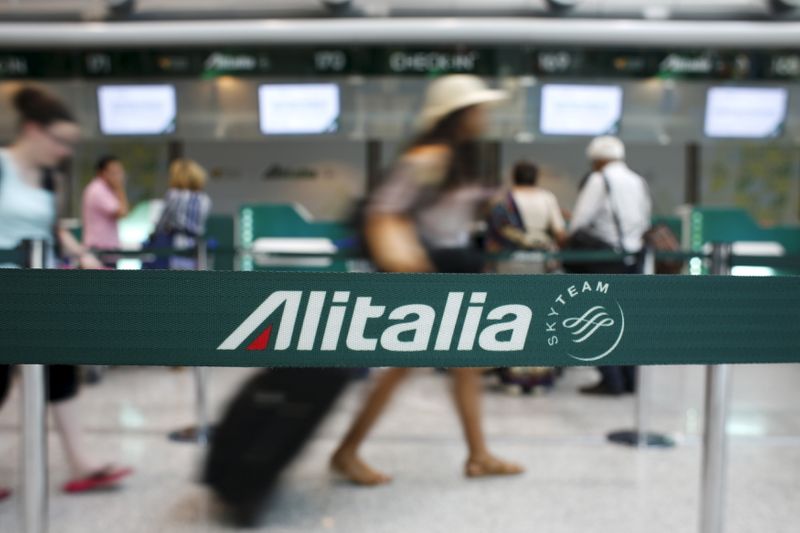 © Reuters. Logo Alitalia all'aeroporto di Fiumicino