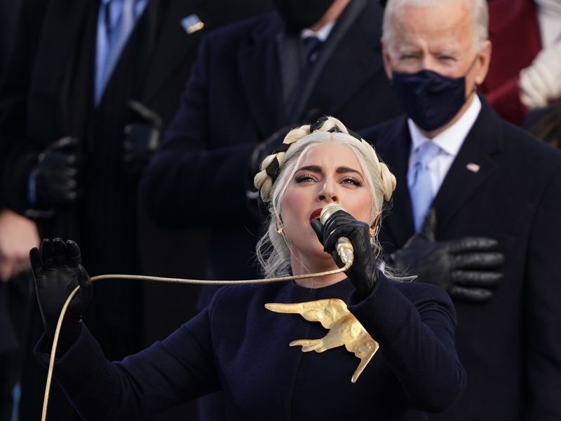 &copy; Reuters. Lady Gaga canta o hino nacional na posse de Joe Biden