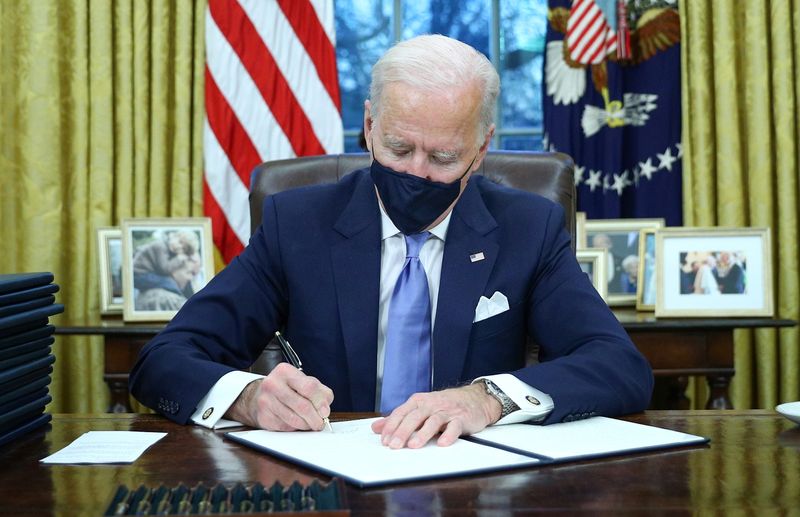 &copy; Reuters. Presidente dos EUA, Joe Biden, assina decretos no Salão Oval da Casa Branca