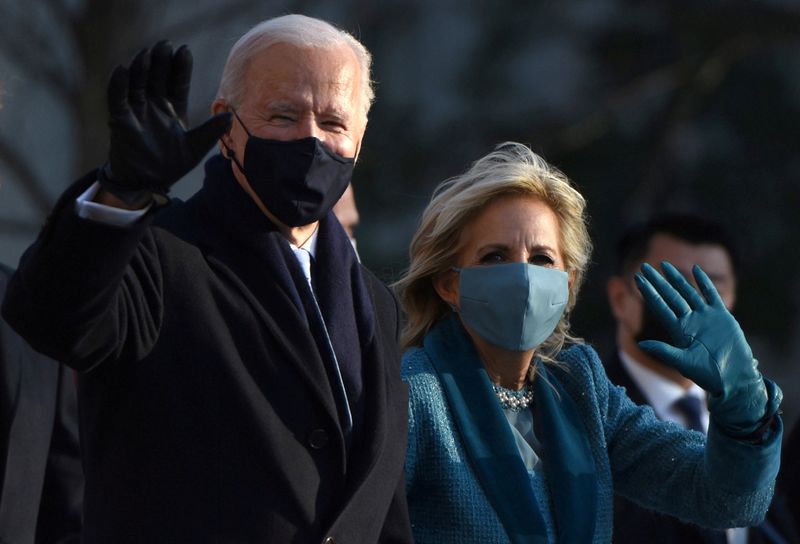 &copy; Reuters. Presidente dos EUA, Joe Biden, ao lado da mulher, Jill, durante cerimônia de posse