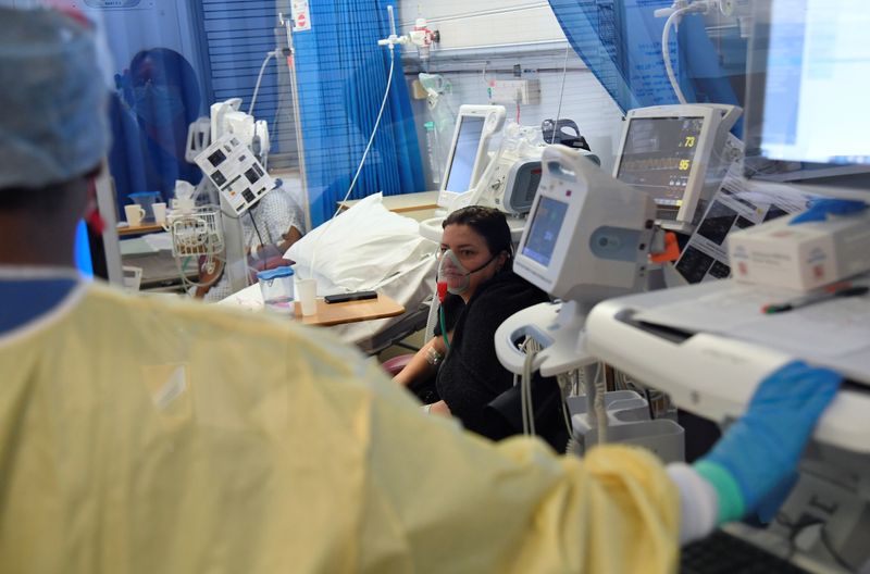 &copy; Reuters. Medical staff treat seriously ill COVID-19 patients at Milton Keynes University Hospital, amid the spread of the coronavirus disease (COVID-19) pandemic, Milton Keynes