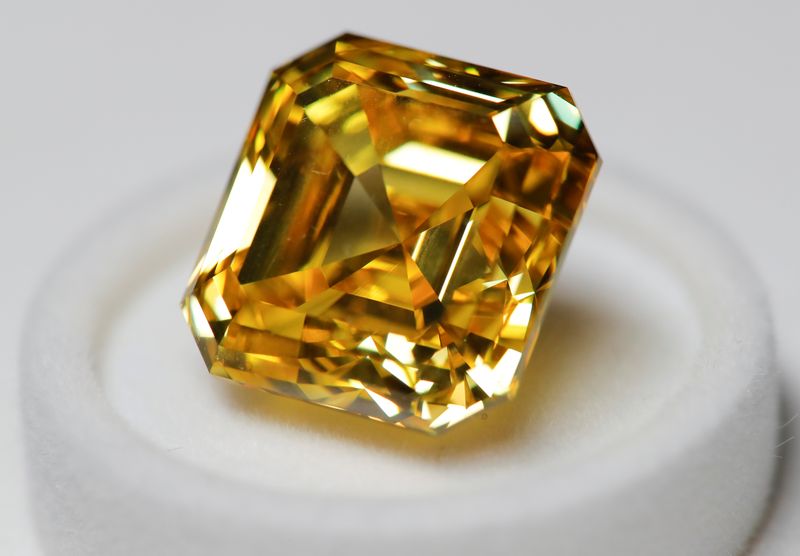 &copy; Reuters. A 20,69-carat yellow diamond is pictured during an official presentation by diamond producer Alrosa in Moscow