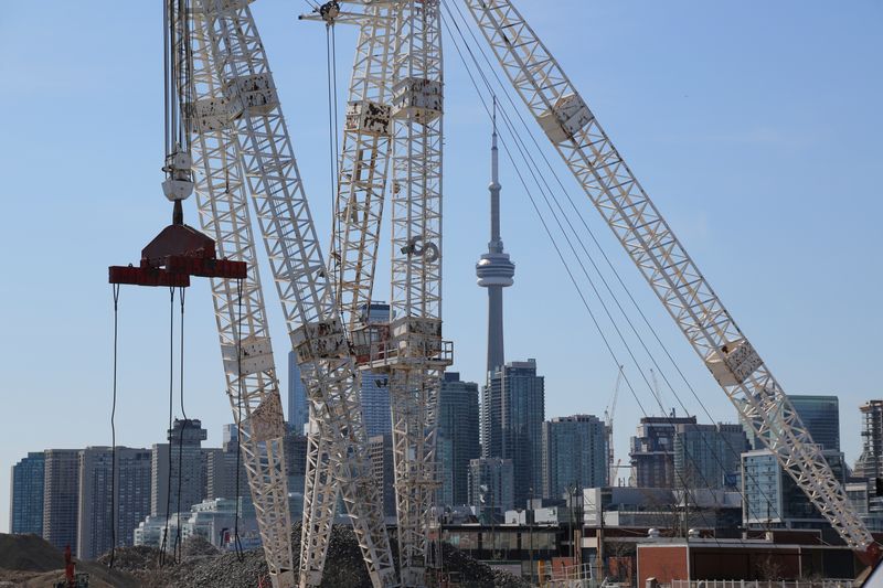 © Reuters. FILE PHOTO: The downtown skyline and CN Tower are seen past cranes in the waterfront area of Toronto