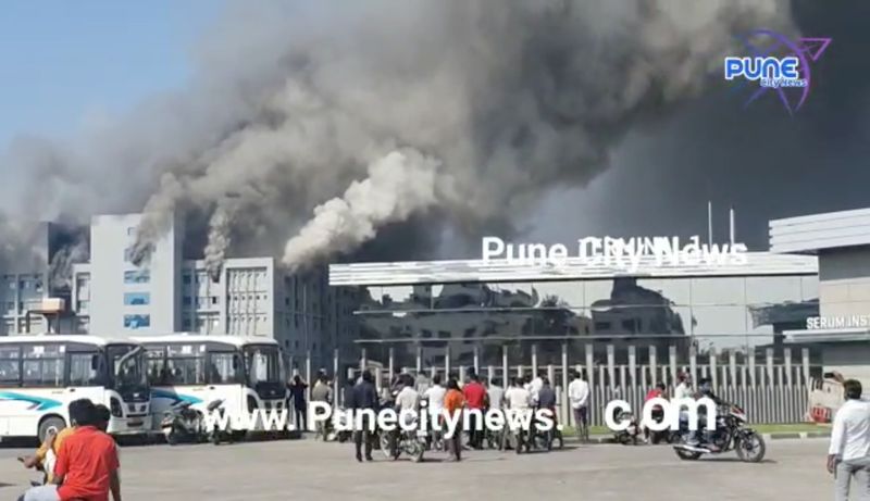 &copy; Reuters. Imagem de vídeo mostra fumaça durante incêndio em complexo do Instituto Serum, em Pune, na Índia