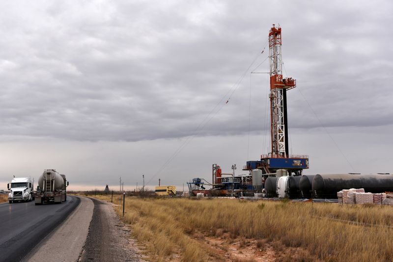 &copy; Reuters. FILE PHOTO: A drilling rig operates in the Permian Basin oil and natural gas producing area in Lea County