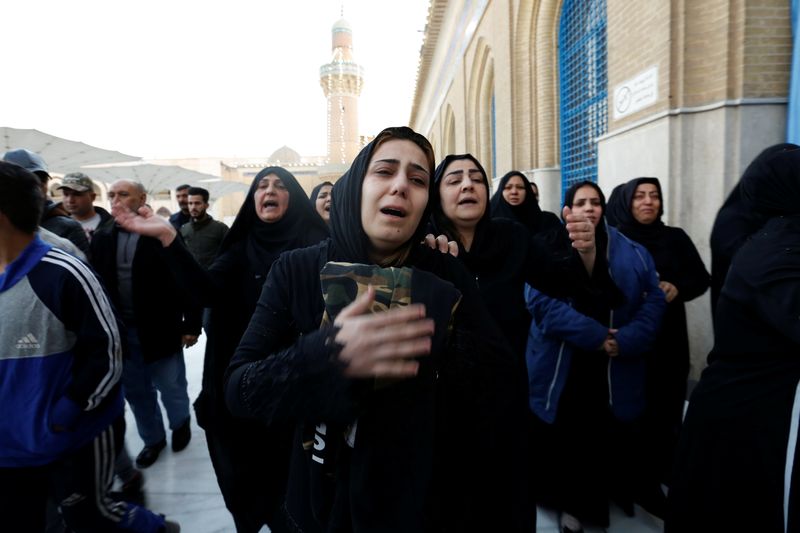 © Reuters. Women mourn during the funeral of a man who was killed in a twin suicide bombing attack in a central Baghdad market, at the shrine of Sheikh Abdul Qadir Jeelani in Baghdad