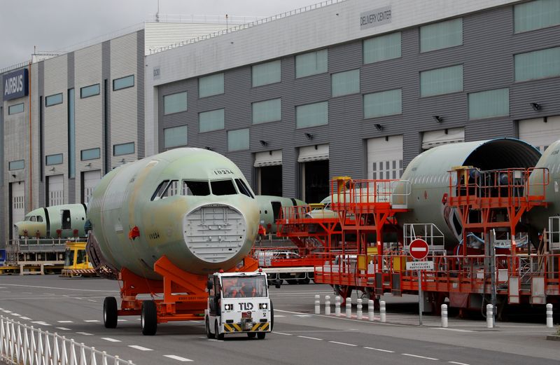 © Reuters. Fuselagem de jato da família A320 em fábrica da Airbus em Montoir-de-Bretagne, França