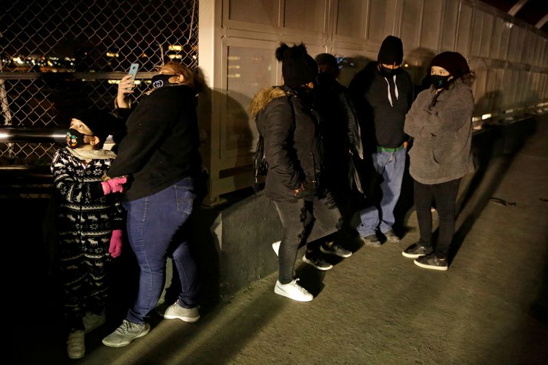 &copy; Reuters. Migrants from Central America wait at the Paso del Norte international border bridge to request asylum in the U.S., in Ciudad Juarez