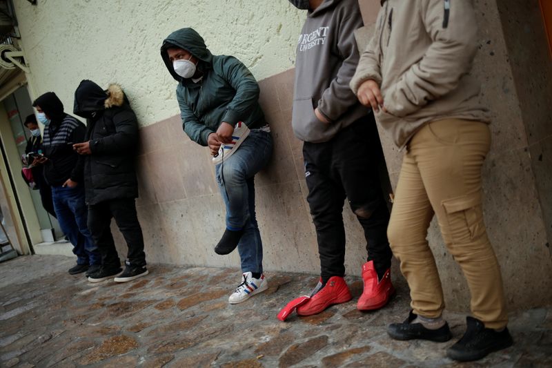 © Reuters. Central American migrants stand near the Paso del Norte International border bridge in Ciudad Juarez