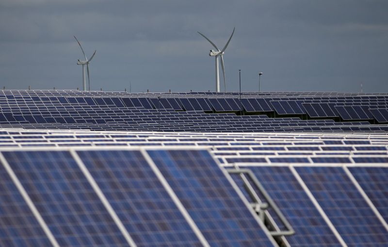 &copy; Reuters. Instalações de energias eólica e solar