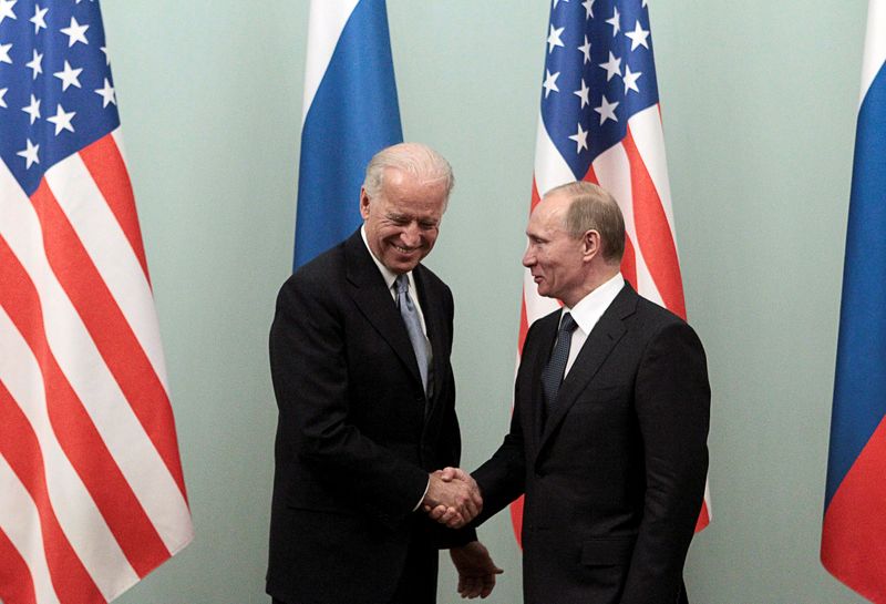 © Reuters. FILE PHOTO: Russian Prime Minister Putin shakes hands with U.S. Vice President Biden during their meeting in Moscow