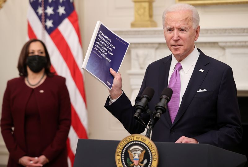 &copy; Reuters. Biden apresenta planos para enfrentar a Covid-19 nos EUA