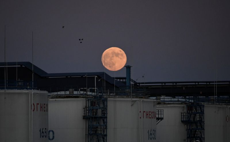 &copy; Reuters. The moon rises behind oil storage tanks in Omsk