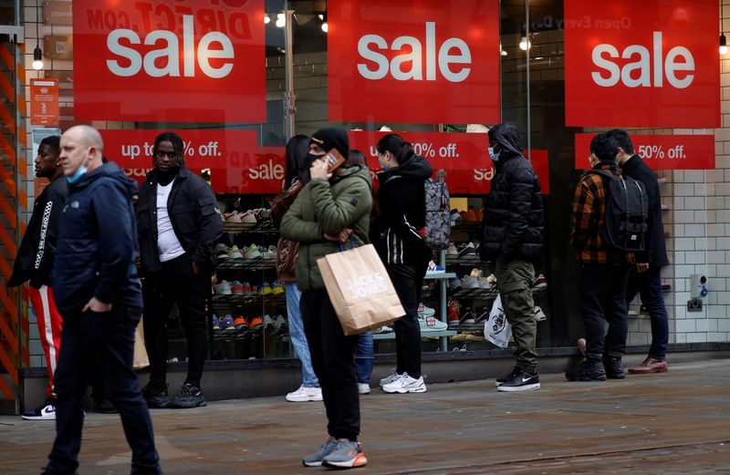 © Reuters. FILE PHOTO: Shoppers queue to enter a shoe shop at the start of the Boxing Day sales amid the outbreak of the coronavirus disease (COVID-19) in Manchester