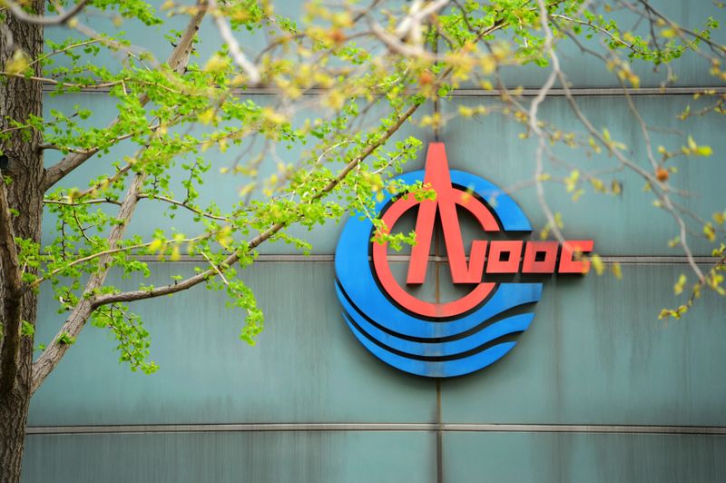 &copy; Reuters. FILE PHOTO: The logo of China National Offshore Oil Corp (CNOOC) is pictured at its headquarters in Beijing