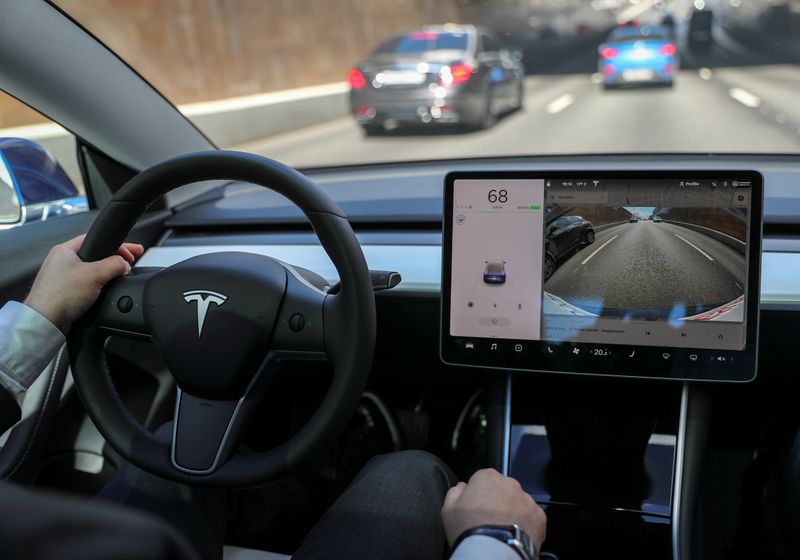 &copy; Reuters. FILE PHOTO: The interior of a Tesla Model 3 electric vehicle is shown in Moscow