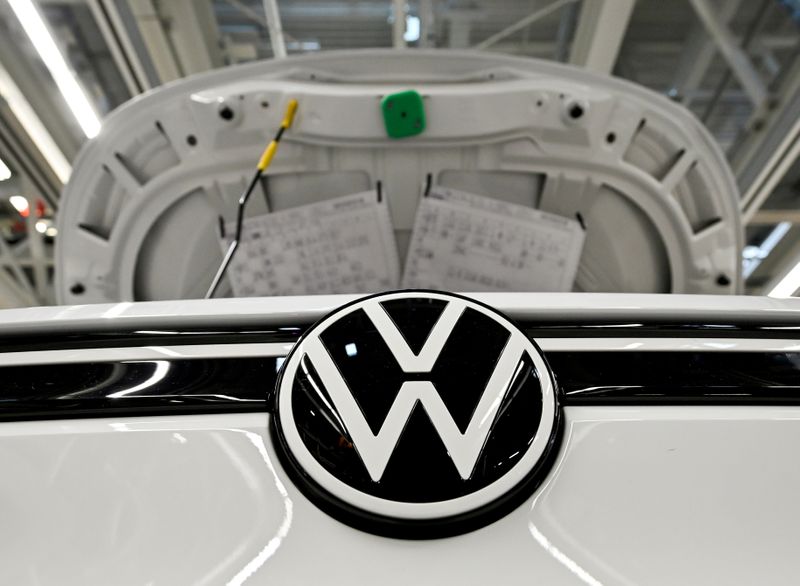 &copy; Reuters. FILE PHOTO: VW shows electric SUV &quot;ID 4&quot; during a photo workshop