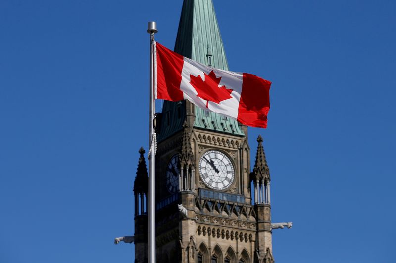 © Reuters. FOTO DE ARCHIVO: Bandera canadiense ondea frente a la Torre de la Paz en Parliament Hill en Ottawa