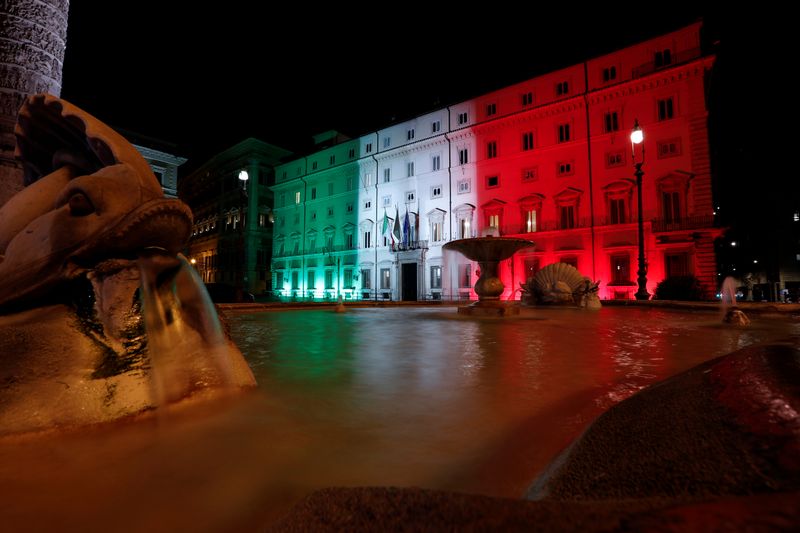 &copy; Reuters. Palazzo Chigi illuminato con il tricolore italiano, a Roma