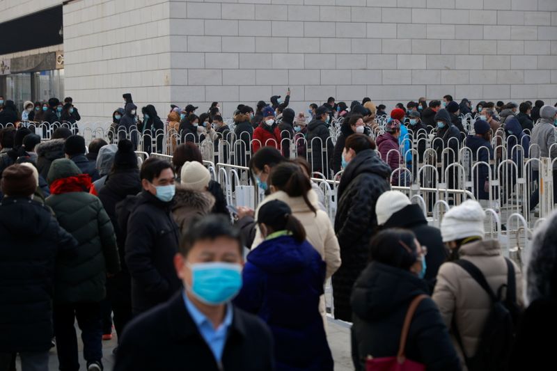 © Reuters. Fila de pessoas para realização de teste da Covid-19 em Pequim