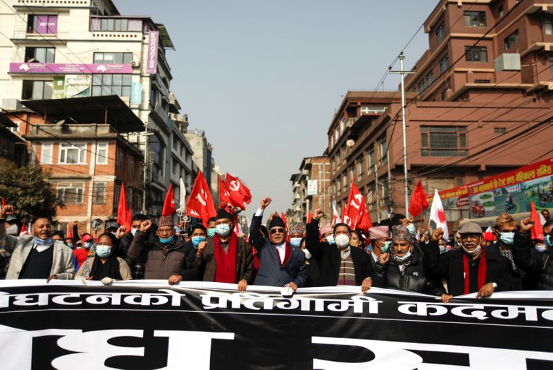 &copy; Reuters. ثلاثة من رؤساء الوزراء السابقين ينضمون لمحتجين على قرار حل البرلمان في نيبال