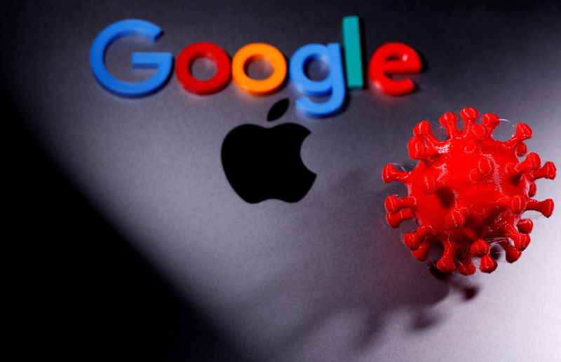 &copy; Reuters. Foto ilustrativa de una impresión 3D del modelo del coronavirus junto al logo de Google y Apple