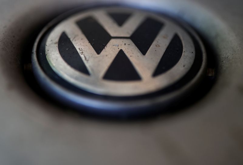 &copy; Reuters. IMAGEN DE ARCHIVO. El logo de la fabricate de automóviles alemana Volkswagen en un vehículo estacionado en una calle de París, Francia