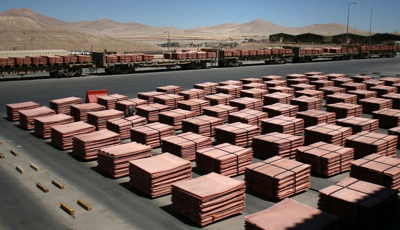 &copy; Reuters. Foto de archivo. Cargamentos de cátodos de cobre dentro de la mina Escondida, cerca de Antofagasta, Chile