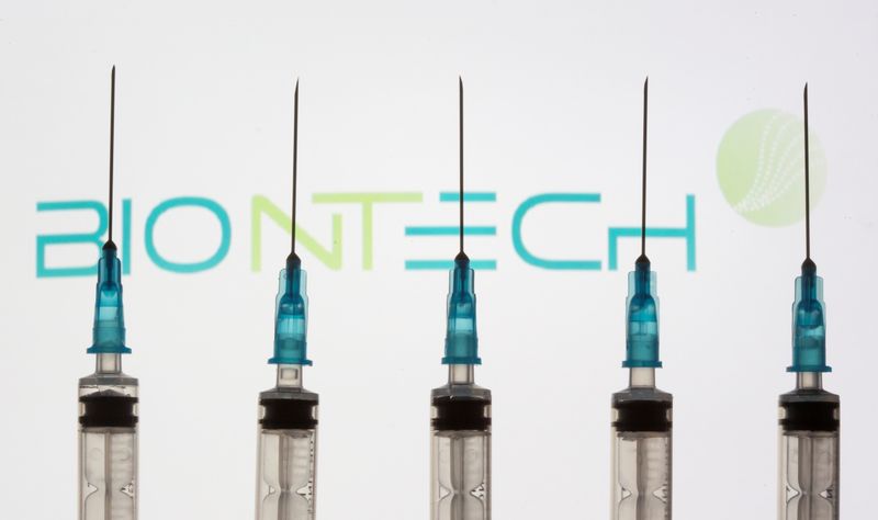 © Reuters. Delle siringhe davanti al logo di BionTech.