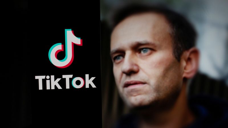 © Reuters. Russian opposition leader Alexei Navalny is seen on the laptop screen in front of displayed TIkTok logo in this illustration taken