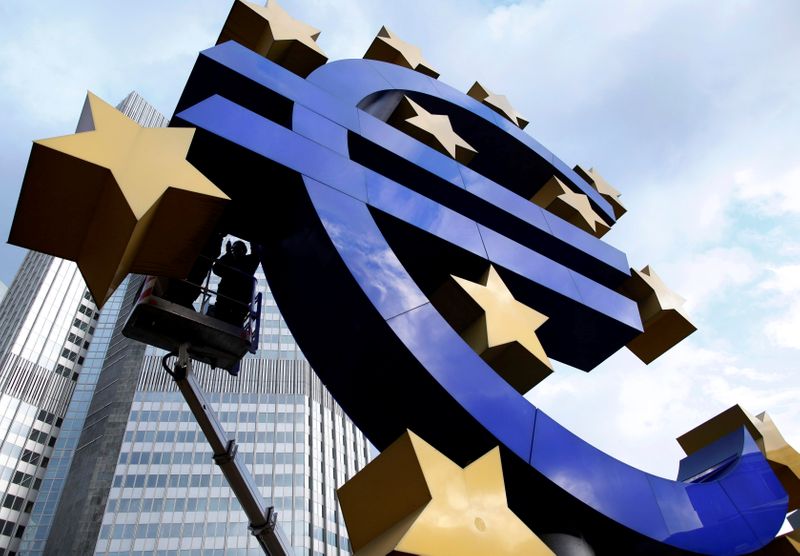 &copy; Reuters. FILE PHOTO: Workers maintain the huge Euro logo in front headquarters of ECB in Frankfurt