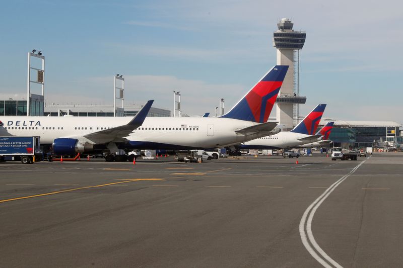 © Reuters. FILE PHOTO: Airplanes are parked on the tarmac at John F Kennedy International Airport in New York