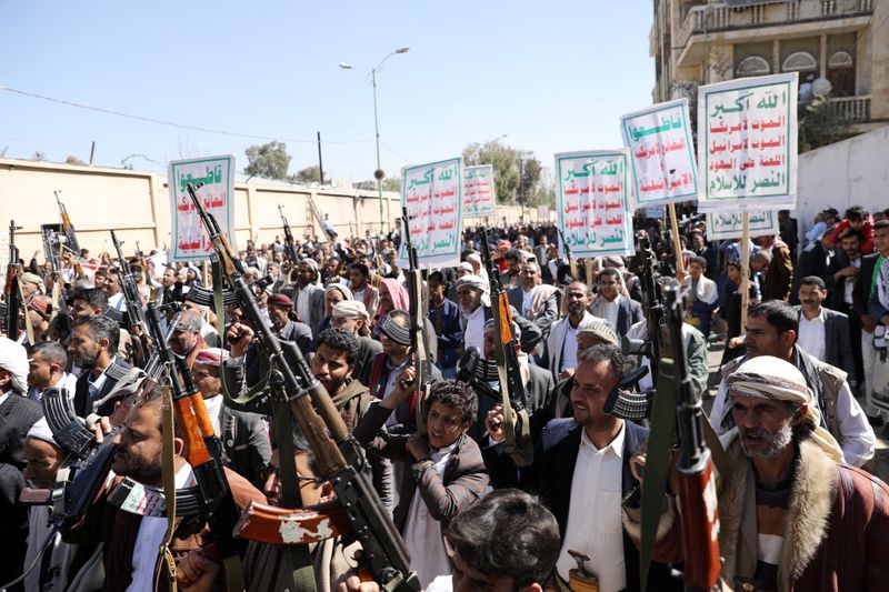 © Reuters. FILE PHOTO: Houthi supporters hold up their weapons during a demonstration against the United States decision to designate the Houthis as a foreign terrorist organisation, in Sanaa