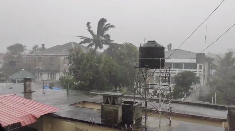 &copy; Reuters. Rain falls before the landfall of cyclone Eloise in Beira