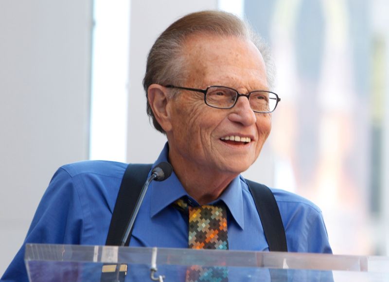 © Reuters. CNN talk show host Larry King speaks at ceremonies unveiling comedian Bill Maher's star on the Hollywood Walk of Fame  in Hollywood