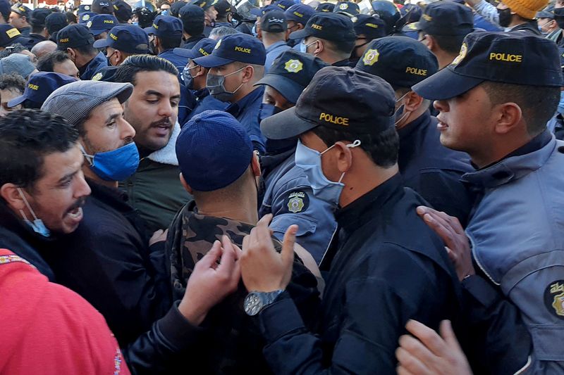 © Reuters. مئات التونسيين يتظاهرون بالعاصمة في تصعيد للاحتجاجات ضد الحكومة