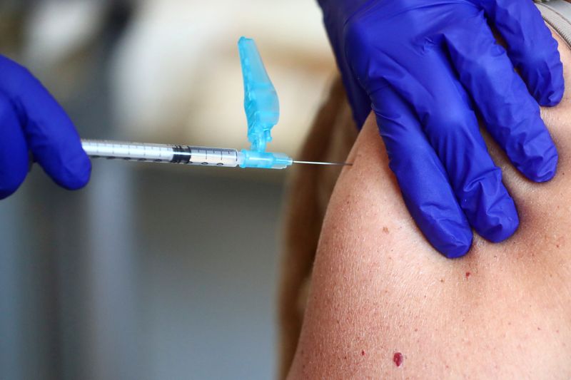 &copy; Reuters. FILE PHOTO: Health worker receives an injection with a dose of the Pfizer-BioNTech COVID-19 vaccine, in Madrid