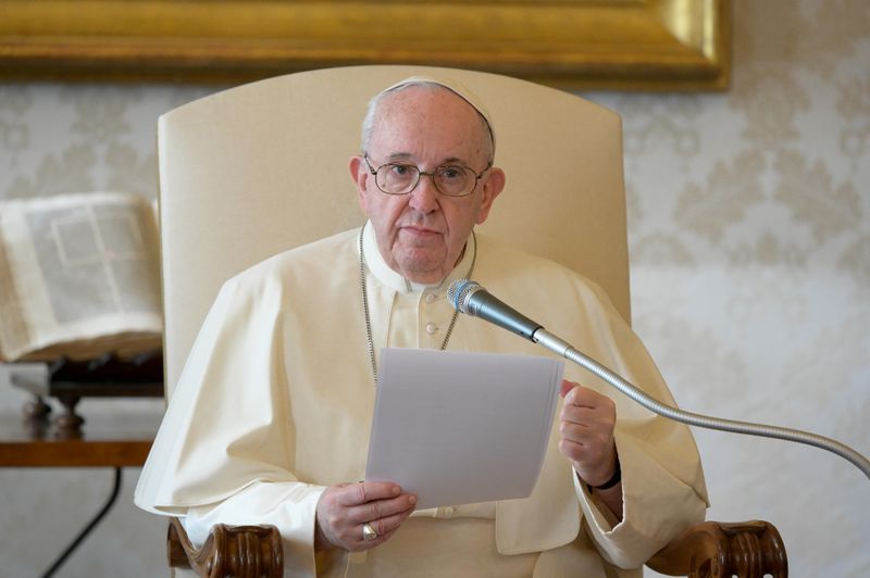 © Reuters. بابا الفاتيكان يغيب عن مناسبات بسبب تجدد آلام العصب الوركي