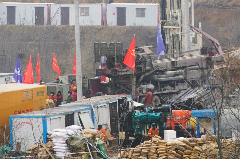 &copy; Reuters. إعلام: الصين تنتشل عاملا من تحت الأرض بعد 14 يوما من انفجار بمنجم للذهب بشمال البلاد