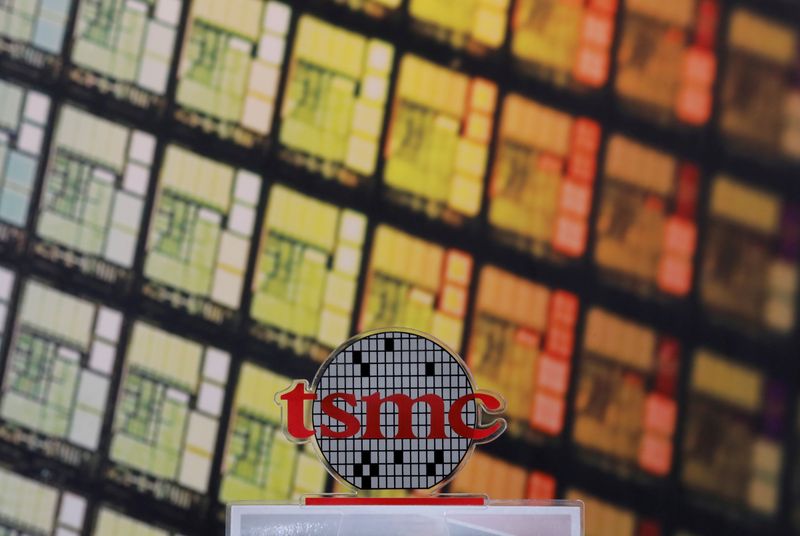 &copy; Reuters. FILE PHOTO: A logo of Taiwan Semiconductor Manufacturing Co (TSMC) is seen at its headquarters in Hsinchu