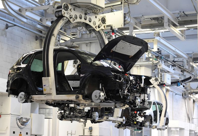 © Reuters. FILE PHOTO: A car body is moved in a production line at the Volkswagen plant in Wolfsburg