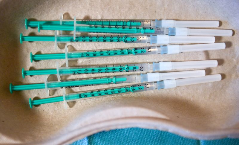 &copy; Reuters. FILE PHOTO: Pharmacist Susanne Wohlgemuth prepares Pfizer/BioNTech COVID-19 vaccinations at the Haus an der Linde nursing home in Lichtentanne, Saxony, Germany