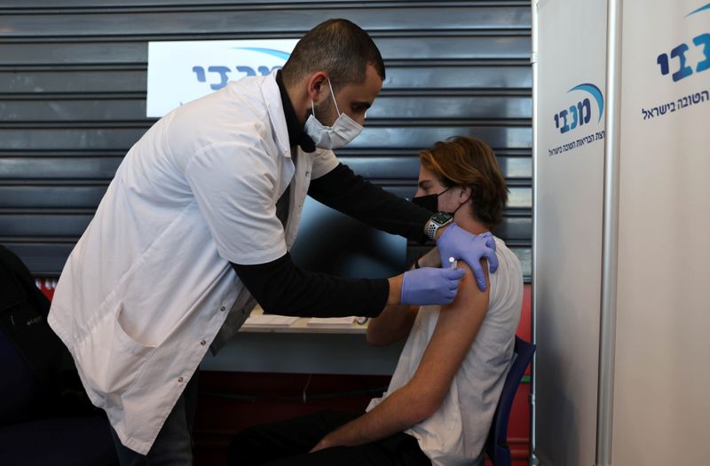&copy; Reuters. Israeli teens get COVID-19 vaccine