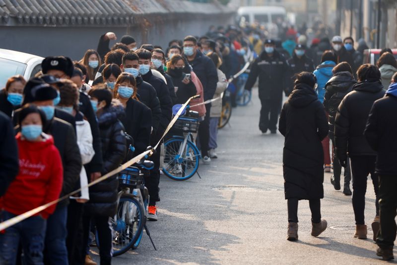 &copy; Reuters. People line up to get their nucleic acid test following the outbreak of the coronavirus disease (COVID-19) in Beijing