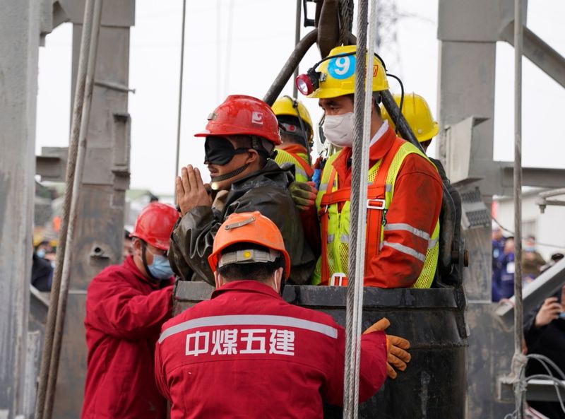 &copy; Reuters. Onze mineiros são resgatados na China após 14 dias soterrados