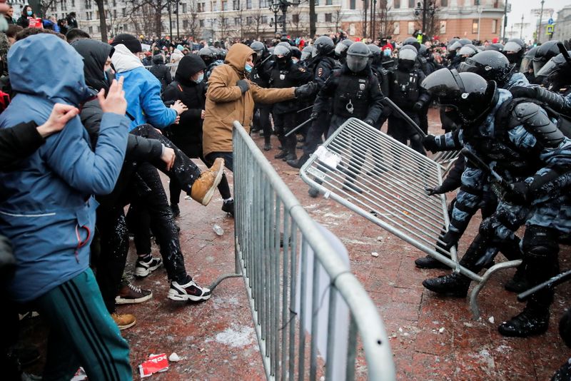 © Reuters. Navalny supporters protest his arrest, in Moscow