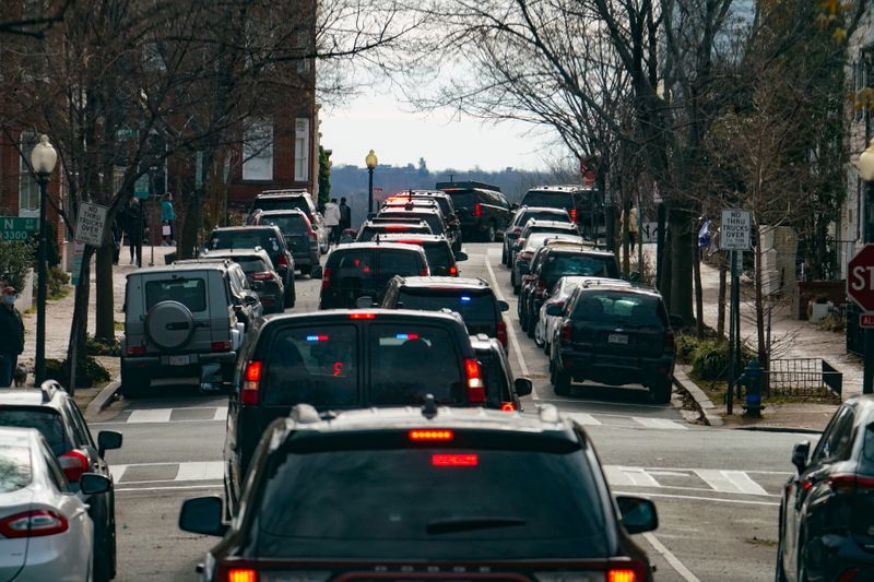 &copy; Reuters. U.S. President Joe Biden&apos;s motorcade travels through the Georgetown neighborhood of Washington, DC after a visit to Holy Trinity Catholic Church in Washington