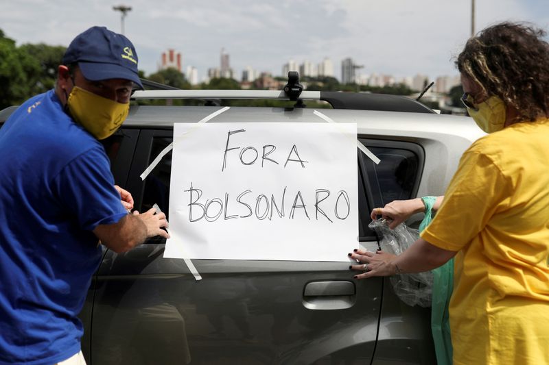 &copy; Reuters. &apos;Fora Bolsonaro!&apos; falam ex-apoiadores em protestos por resposta do Brasil para Covid-19