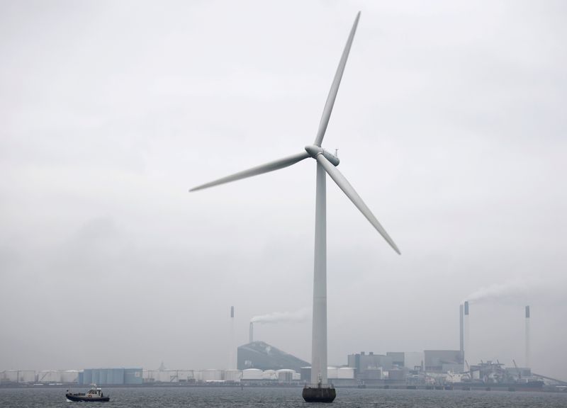 &copy; Reuters. FILE PHOTO: Middelgrunden offshore wind farm is pictured outside Copenhagen