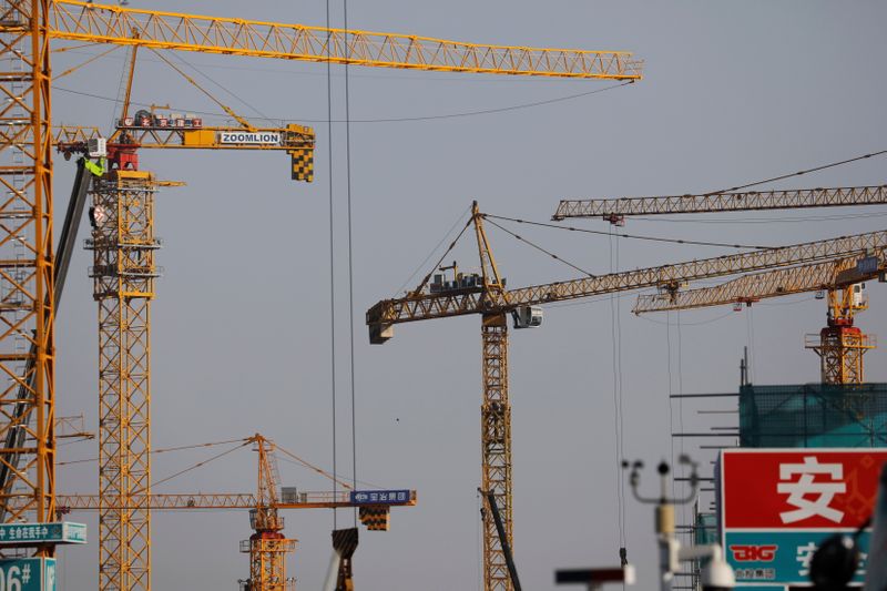 &copy; Reuters. Cranes are seen at a construction site in Beijing